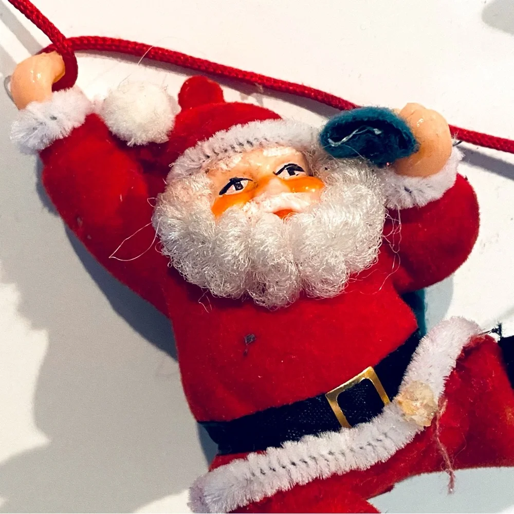 VINTAGE STRING GARLAND SIX 4” FELT SANTA CLAUSE CHRISTMAS TREE MANTLE DECORATION